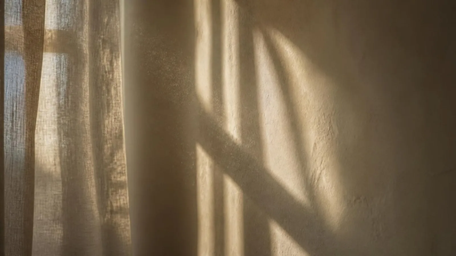 Lumière et ombre sur un mur clair